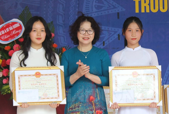 Provincial People's Committee Chairman awards certificates of merit to two pupils winning prizes at UPU international letter writing contest